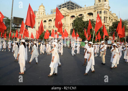 Kolkata, Indien. 15 Nov, 2018. Aktivist der sozialistischen Einheit Zentrum Indiens (Kommunistischen) oder SUCI (C) halten Sie die rote Fahne bei einer Rallye die 101th Jahrestag der Novemberrevolution zu beobachten. Credit: Saikat Paul/Pacific Press/Alamy leben Nachrichten Stockfoto