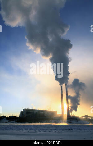 Rauch von der Fabrik Rohre gegen den blauen Himmel. Konzept von Öl und Gas, Kohle Bergbau und Mineralien in den USA Stockfoto