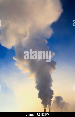 Rauch von der Fabrik Rohre gegen den blauen Himmel. Konzept von Öl und Gas, Kohle Bergbau und Mineralien in den USA Stockfoto