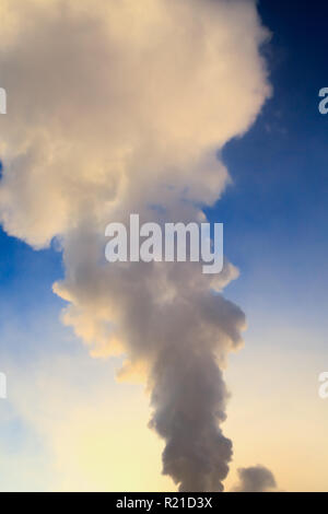 Rauch von der Fabrik Rohre gegen den blauen Himmel. Konzept von Öl und Gas, Kohle Bergbau und Mineralien in den USA Stockfoto