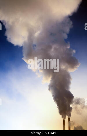 Rauch von der Fabrik Rohre gegen den blauen Himmel. Konzept von Öl und Gas, Kohle Bergbau und Mineralien in den USA Stockfoto