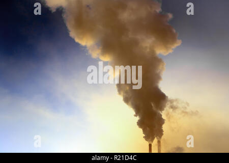 Rauch von der Fabrik Rohre gegen den blauen Himmel. Konzept von Öl und Gas, Kohle Bergbau und Mineralien in den USA Stockfoto