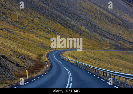 Kurvenreiche Straße mit Blick auf mountaind hvalfjordur Fjord in Island Stockfoto