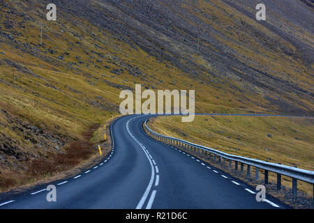 Kurvenreiche Straße mit Blick auf mountaind hvalfjordur Fjord in Island Stockfoto