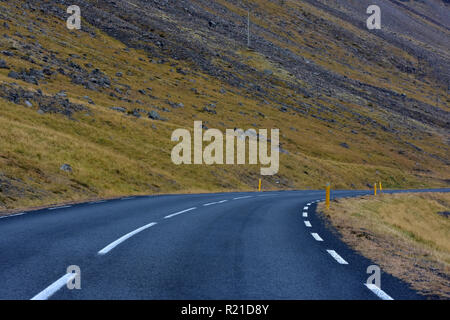 Kurvenreiche Straße mit Blick auf mountaind hvalfjordur Fjord in Island Stockfoto