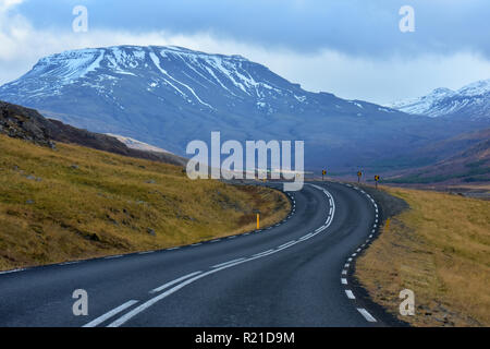 Kurvenreiche Straße mit Blick auf mountaind hvalfjordur Fjord in Island Stockfoto