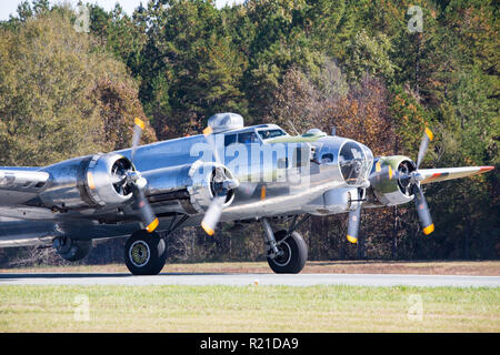 MONROE, NC (USA) - 10. November 2018: ein B-17 Bomber Drehzahlen der Motoren auf der Landebahn am Warbirds über Monroe Air Show. Stockfoto