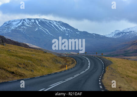 Kurvenreiche Straße mit Blick auf mountaind hvalfjordur Fjord in Island Stockfoto