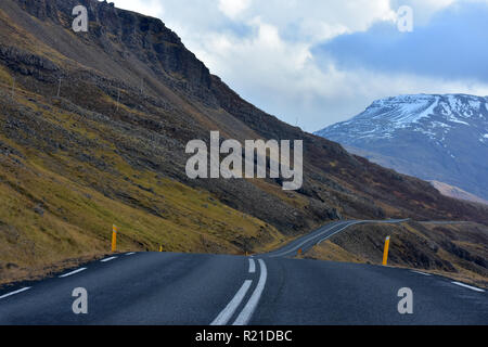 Kurvenreiche Straße mit Blick auf mountaind hvalfjordur Fjord in Island Stockfoto