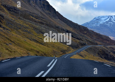 Kurvenreiche Straße mit Blick auf mountaind hvalfjordur Fjord in Island Stockfoto