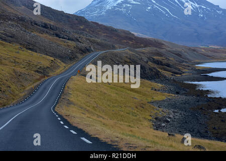 Kurvenreiche Straße mit Blick auf mountaind hvalfjordur Fjord in Island Stockfoto