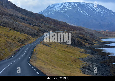 Kurvenreiche Straße mit Blick auf mountaind hvalfjordur Fjord in Island Stockfoto