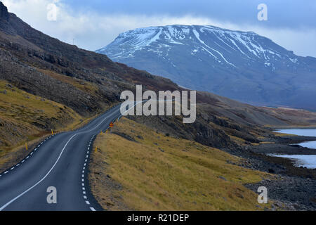 Kurvenreiche Straße mit Blick auf mountaind hvalfjordur Fjord in Island Stockfoto