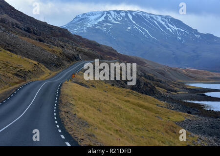 Kurvenreiche Straße mit Blick auf mountaind hvalfjordur Fjord in Island Stockfoto