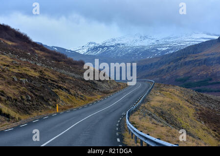 Kurvenreiche Straße mit Blick auf mountaind hvalfjordur Fjord in Island Stockfoto