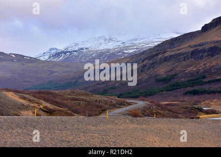 Kurvenreiche Straße mit Blick auf mountaind hvalfjordur Fjord in Island Stockfoto