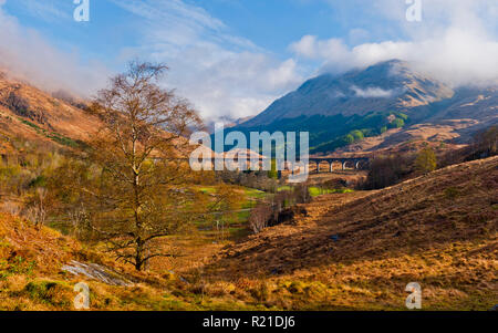 Glenfinnan Eisenbahnviadukt in Glenfinnan, auf dem Weg zu den Inseln, die schottischen Highlands. Der Viadukt ist in den Harry Potter Filmen. Stockfoto