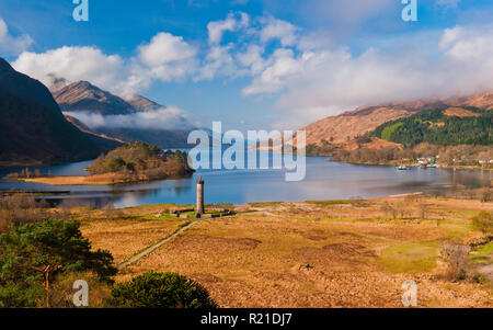 Das Glenfinnan Monument und Loch Shiel, auf dem Weg zu den Inseln in den schottischen Highlands. Das Denkmal erinnert an Bonnie Prince Charlie's 1745 reb Stockfoto