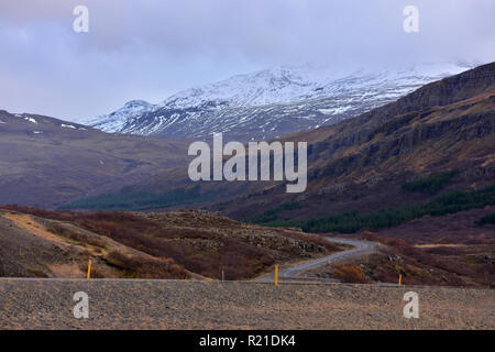Kurvenreiche Straße mit Blick auf mountaind hvalfjordur Fjord in Island Stockfoto