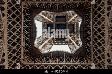 Grafik auf den Eiffelturm von unten, Paris, Frankreich Stockfoto