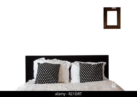 Bett mit leeren Rahmen isoliert auf weißem Hintergrund. Queen-size-Bett aus Holz, Schlafzimmermöbel Stockfoto