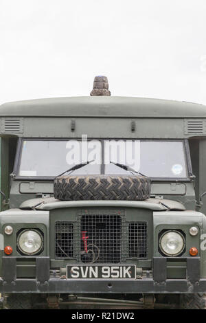 Ein 1972 British Army Land Rover Serie III battlefield Krankenwagen an einer militärischen Fahrzeug Anzeige in Durham Light Infantry Museum, County Durham, UK Stockfoto