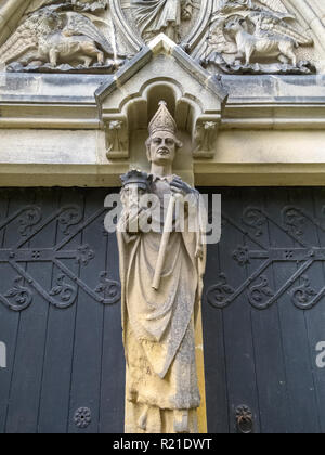 Steinerne Statue von St. Cuthbert halten der Leiter von St. Oswald, der an der Tür der St. Cuthberts Kirche, North Road, Durham GROSSBRITANNIEN Stockfoto