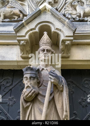 Steinerne Statue von St. Cuthbert halten der Leiter von St. Oswald, der an der Tür der St. Cuthberts Kirche, North Road, Durham GROSSBRITANNIEN Stockfoto