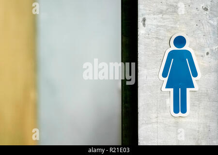 Blau und weiß Damen WC oder Nasszelle unterzeichnen, klemmt auf ein grob fertigen Beton Wand. Stockfoto