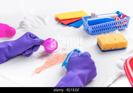 Weibliche Hände in Handschuhen angewandte flüssige Kalkentferner. Stockfoto