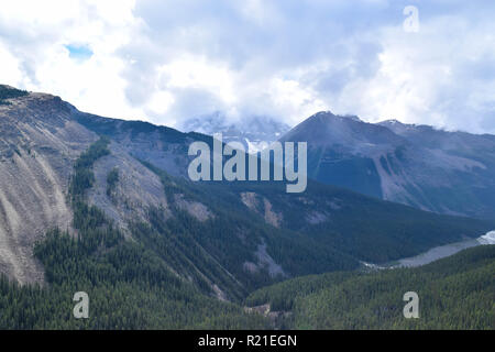 Starke Bilder von den Ausläufern der Berge in Alberta Stockfoto