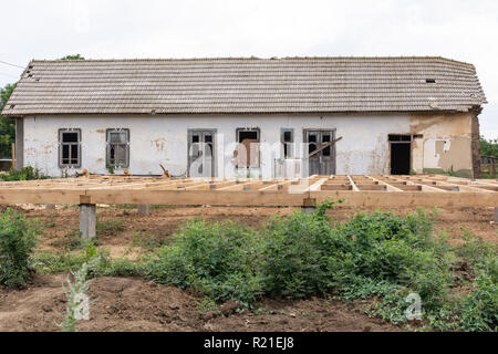 Pfahlgründung frame House. Stapel von Beton und die Basis der Stock eines Holzhauses. Stockfoto