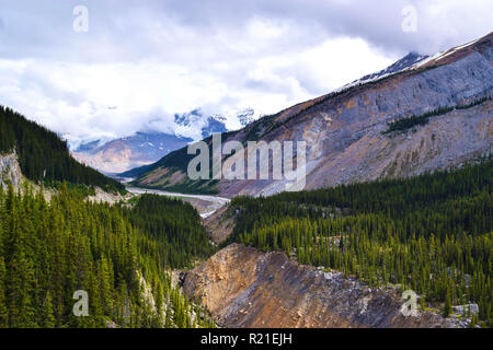 Starke Bilder von den Ausläufern der Berge in Alberta Stockfoto