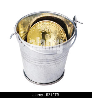 In den Eimer auf weißem Hintergrund Bitcoin Stockfoto