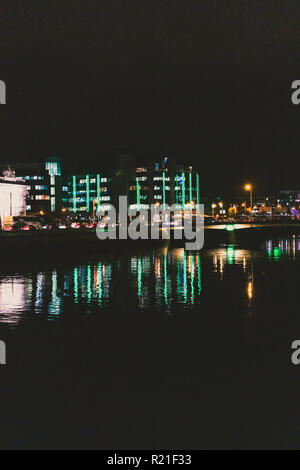 DUBLIN, Irland - November 9th, 2018: Abend der Docklands Gebäude am Fluss Liffey im Zentrum von Dublin widerspiegelt Stockfoto