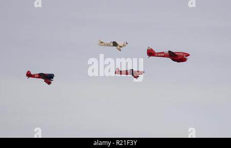 2 Percival Mew Gull, DH 88 Comet und Reisen Air Typ R Geheimnis Schiff zusammen fliegen an Shuttleworth Race Day am 7. Oktober 2018 Stockfoto