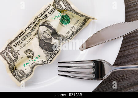 Draufsicht auf zerknitterte Dollar in einer Platte, close-up Stockfoto