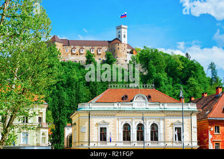 Academia Philharmonie und der alten Burg auf dem Schlossberg im historischen Zentrum von Ljubljana, in Slowenien Stockfoto