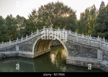 Bogenförmige Brücke im Summer Palace außerhalb von Peking, China Stockfoto