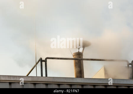 Tritt Rauch aus einem Schornstein in der Factory Stockfoto