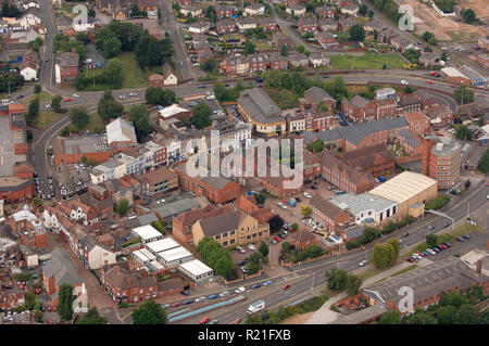 Luftaufnahme von Stourbridge Innenstadt, West Midlands, UK, untere Hauptstraße und Art Edward VI College Stockfoto