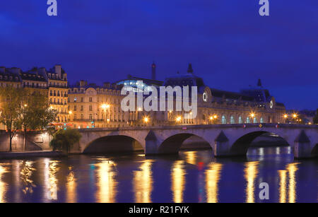 Seine Ufer, Pont Royal Brücke und das Orsay Museum in den frühen Morgen. Paris, Frankreich Stockfoto