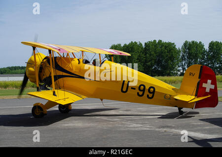 Bucker BU133, Jungmeister G-AXMT auf dem Flugplatz Breighton, Hull, Stockfoto