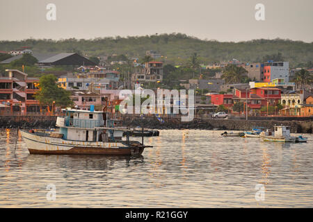 Dämmerung Himmel und günstig pleasurecraft in Wrack Bay, Puerto Baquerizo Moreno, Insel San Cristobal, Ecuador Stockfoto