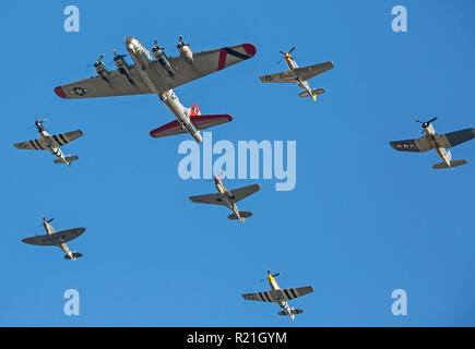 MONROE, NC (USA) - 10. November 2018: Weltkrieg II Flugzeuge fliegen in Formation gegen einen tiefen blauen Himmel bei den Warbirds über Monroe Air Show. Stockfoto