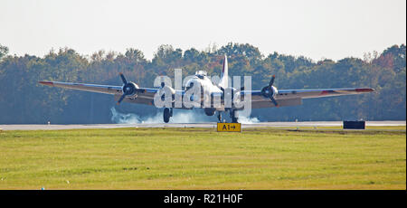 MONROE, NC (USA) - 10. November 2018: Ein B-17 "Flying Fortress" Bomber landet mit Reifen rauchen während der warbirds über Monroe Air Show. Stockfoto