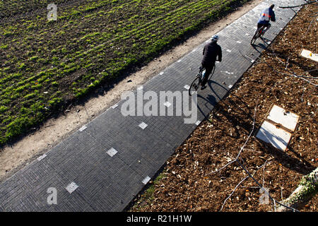 First Solar Radweg in Deutschland, in Erftstadt, einem 90 Meter langen Teststrecke mit Solarmodulen, die auf dem Boden, dass Strom erzeugen Stockfoto