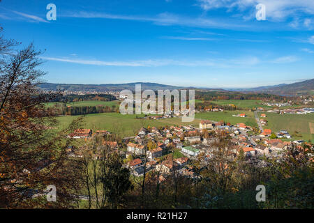 Blick auf die gruyeres Dorf, Schweiz, und die umliegenden Hügel im Herbst Licht. Stockfoto