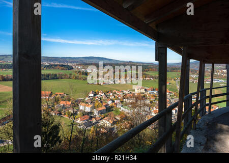 Blick auf die gruyeres Dorf, Schweiz, und die umliegenden Hügel im Herbst Licht. Stockfoto