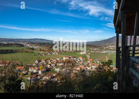 Blick auf die gruyeres Dorf, Schweiz, und die umliegenden Hügel im Herbst Licht. Stockfoto